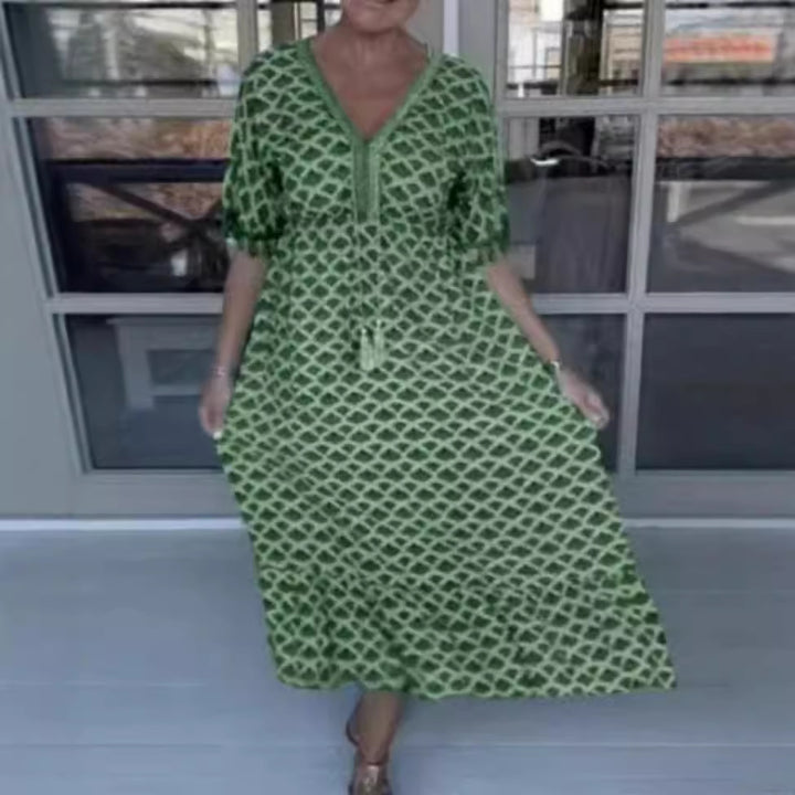Dame sommerkjole med frynsede ærmer og elegant V-udskæring Stilla
