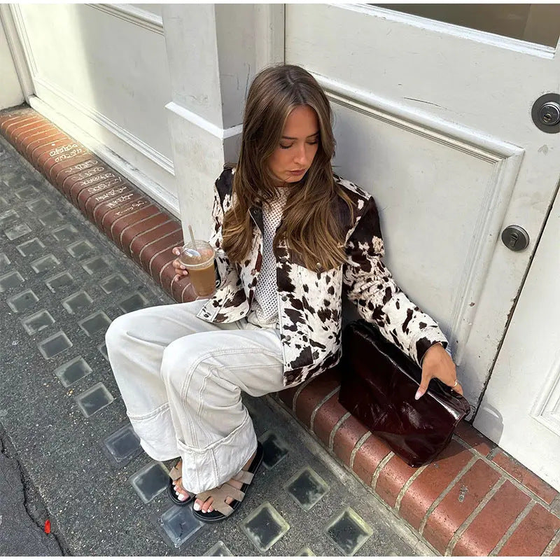 Dame trendy denimjakke i ekstravagant dyrepelslook Stilla
