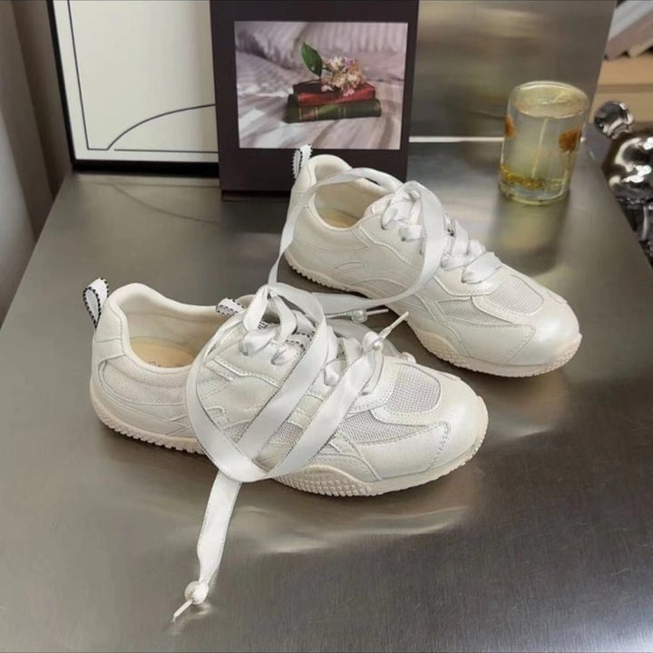 Dame sporty sneakers med innovativt metallic-overmateriale og elegante snøredetaljer Stilla