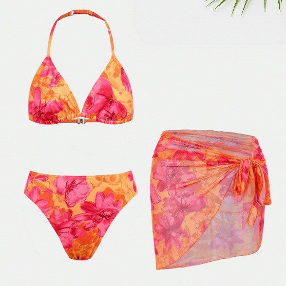 Dame bikinisæt med blomsterdesign og let strandhåndklæde Skovae