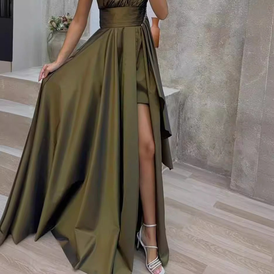 Kvindernes asymmetrisk aftenkjole med dyb slidse og elegant drapering