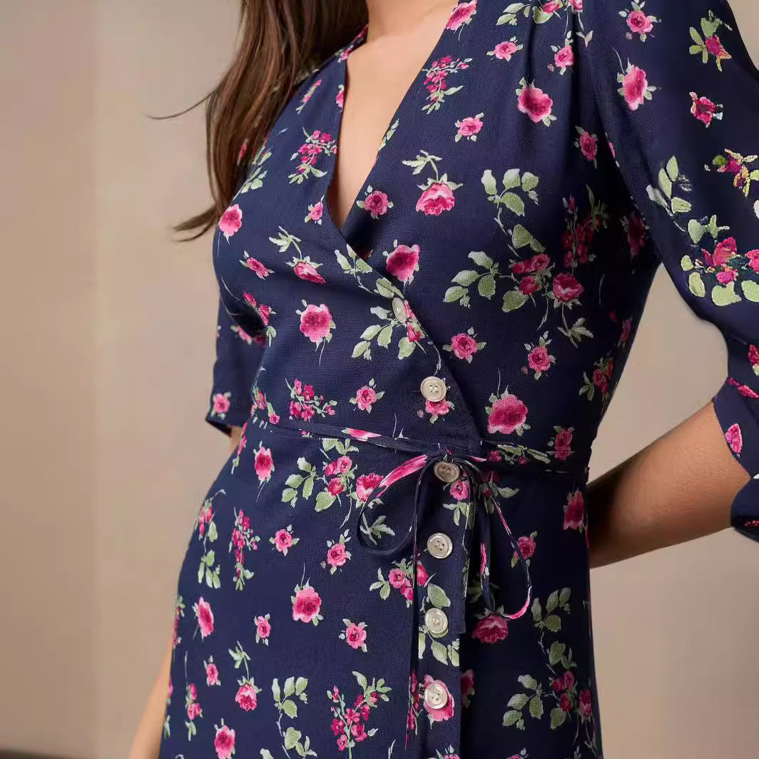Dame slå-om kjole med blomstret design og elegante puffærmer Stilla