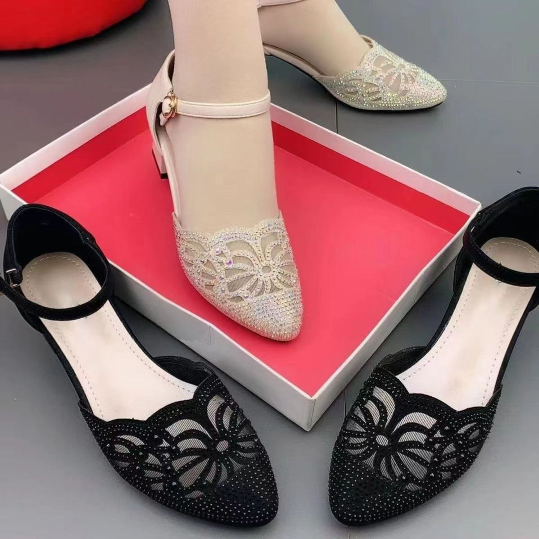 Damer eksklusive pumps med elegant spidsdesign og dekorerede remme Stilla