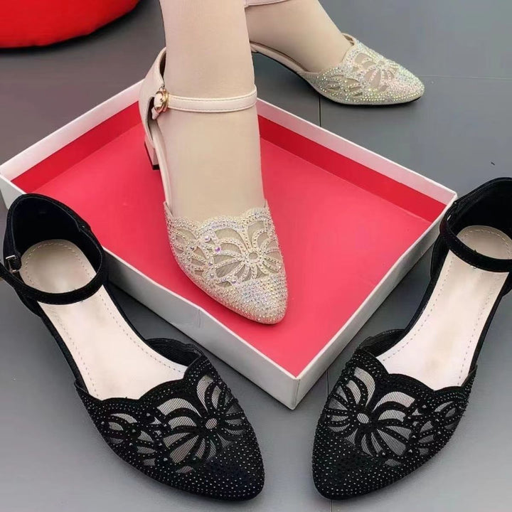 Damer eksklusive pumps med elegant spidsdesign og dekorerede remme Stilla