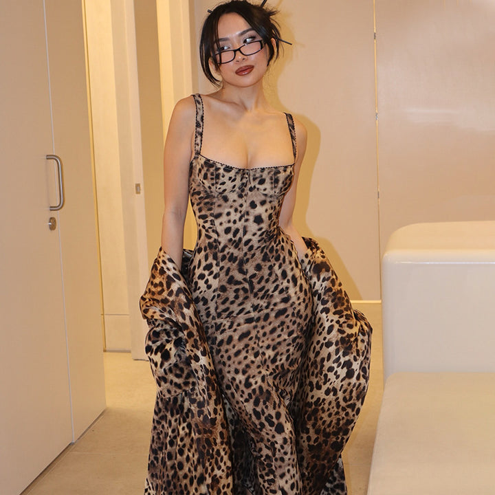 Dame figursyet leopard midi kjole med raffinerede stropper og elegant snit Stilla