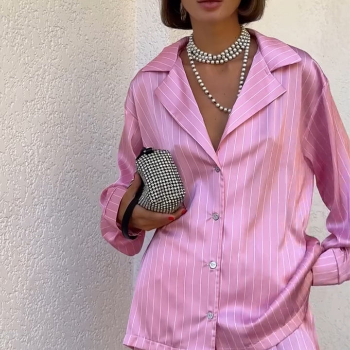 Kvinders pyjamassæt lavet af satinbomuld med elegante striber og en løs pasform