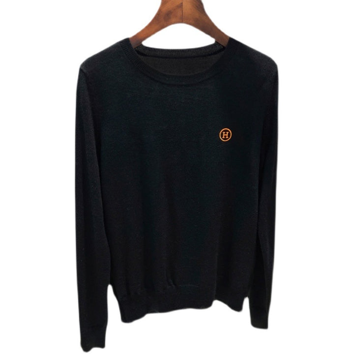 Dame afslappet strikpullover med elegant rundhalssnit og fine detaljer Stilla