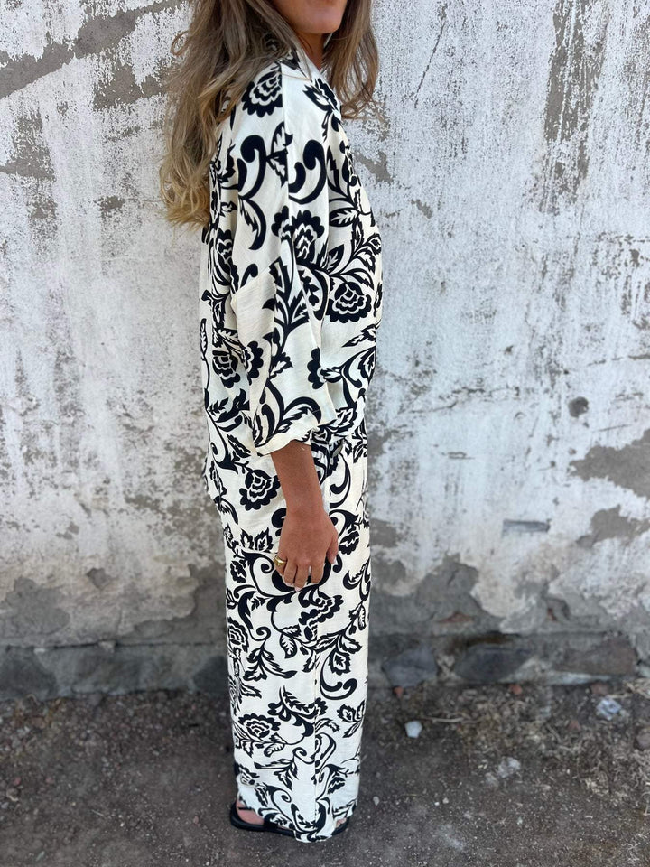 Dame To-deles modebevidst outfit med blomsterprint og løs pasform Stilla