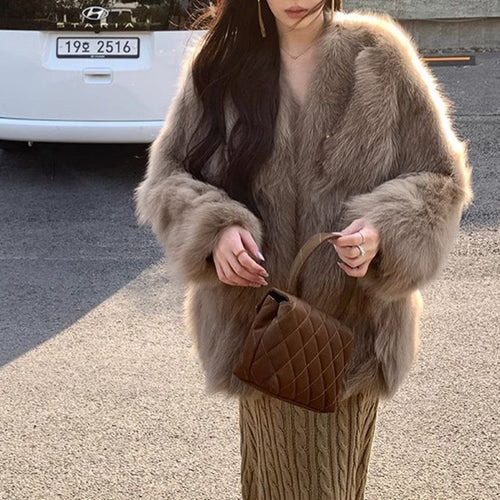 Kvindernes fashionable faux fur jakke med elegante knapdetaljer Stilla