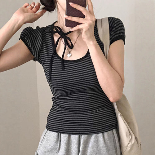 Dame top med dekorativt bindebånd og moderne stribemønster Skovae
