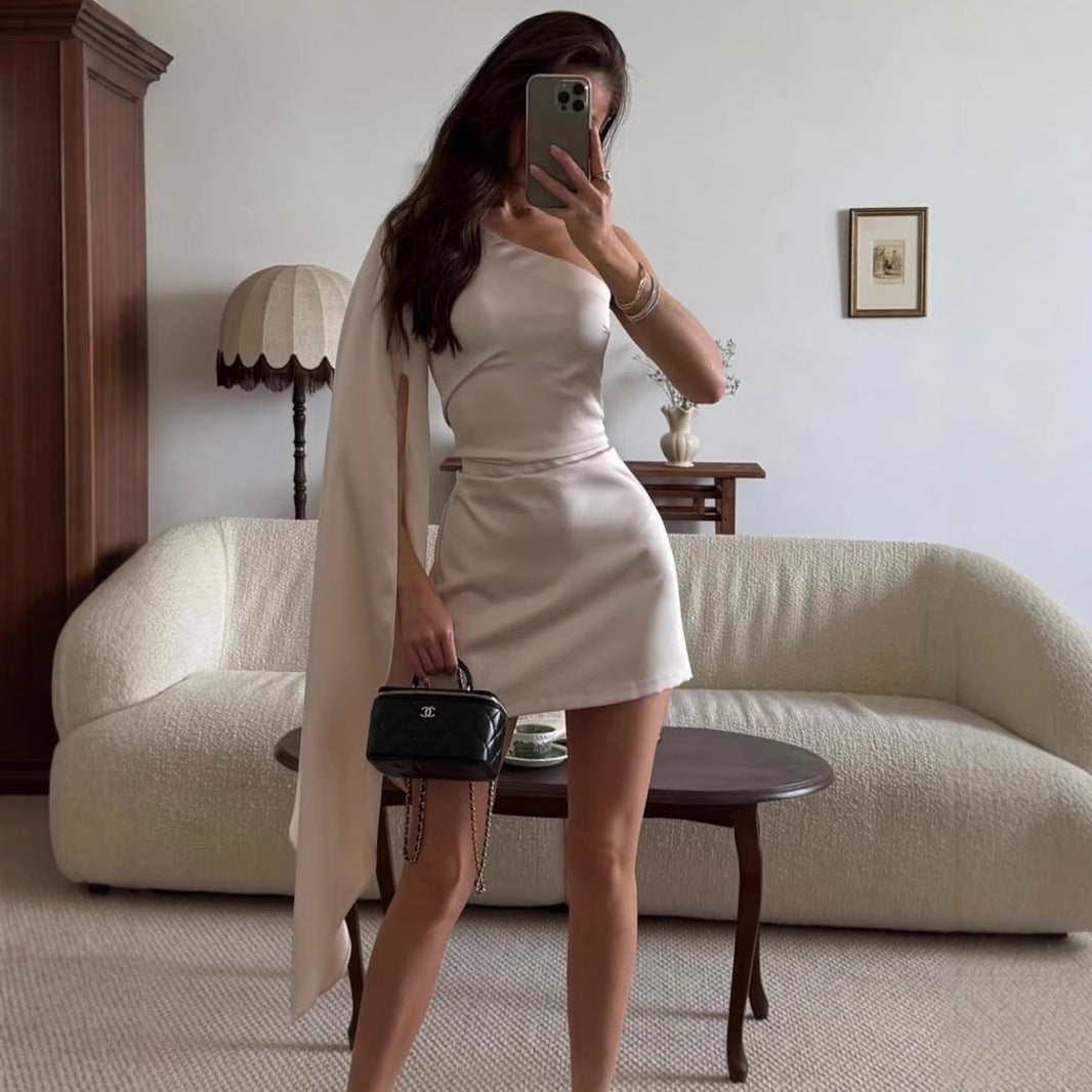 Dame elegant asymmetrisk mini-kjole med lange ærmer og flot satin-finish Stilla