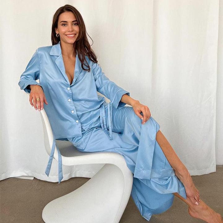 Dame Satin Pyjamas Sæt med elegant knaplukning og løstsiddende bukser Stilla