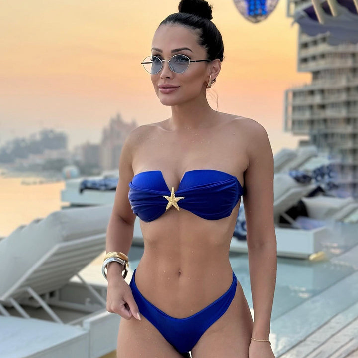Damernes strandbikini med stilfuldt bandeau-top og skinnende stjerne-pin Stilla