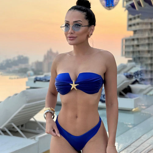 Damernes strandbikini med stilfuldt bandeau-top og skinnende stjerne-pin Stilla