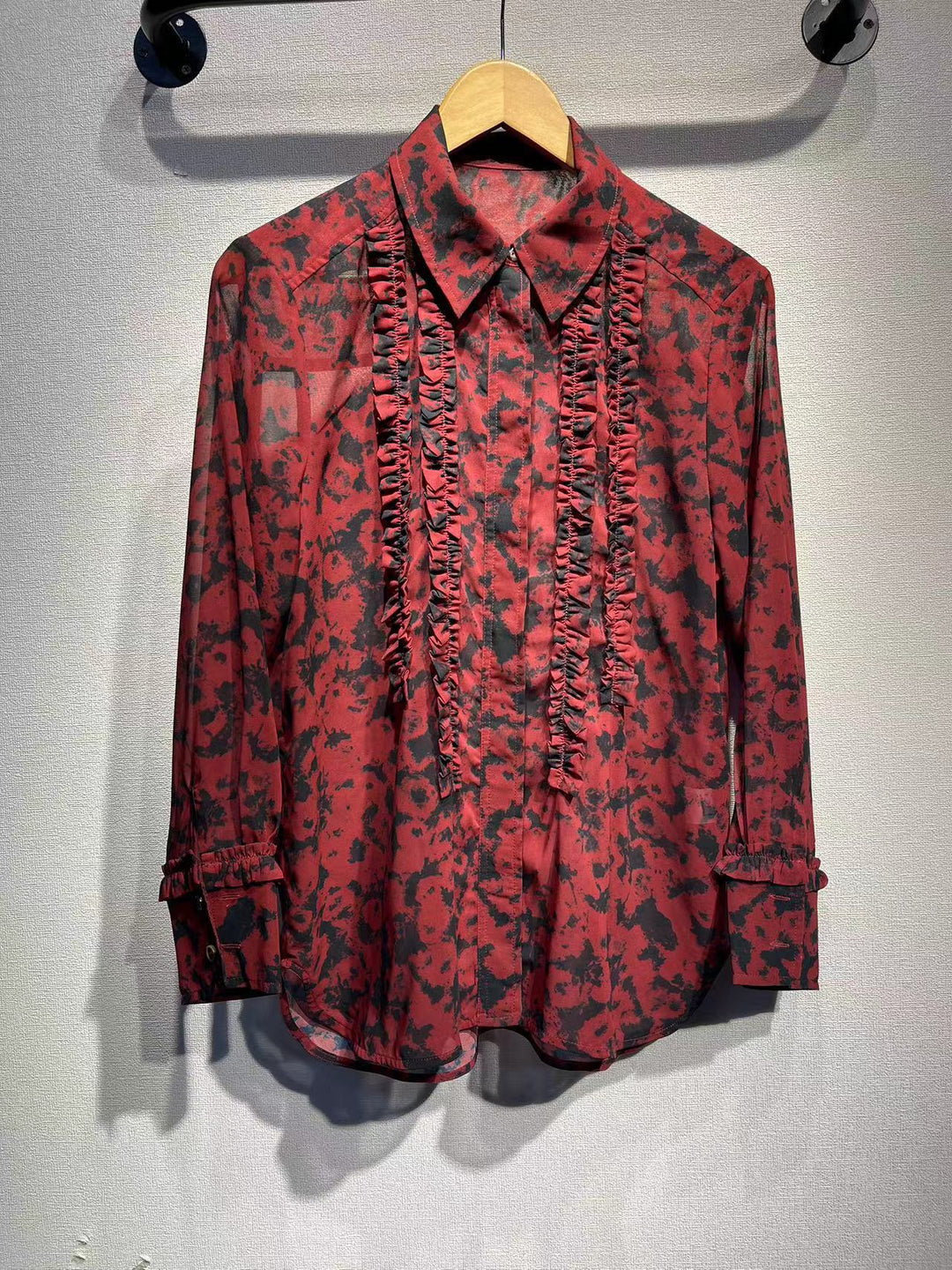 Damebluse med raffinerede flæser og blomstret design Stilla