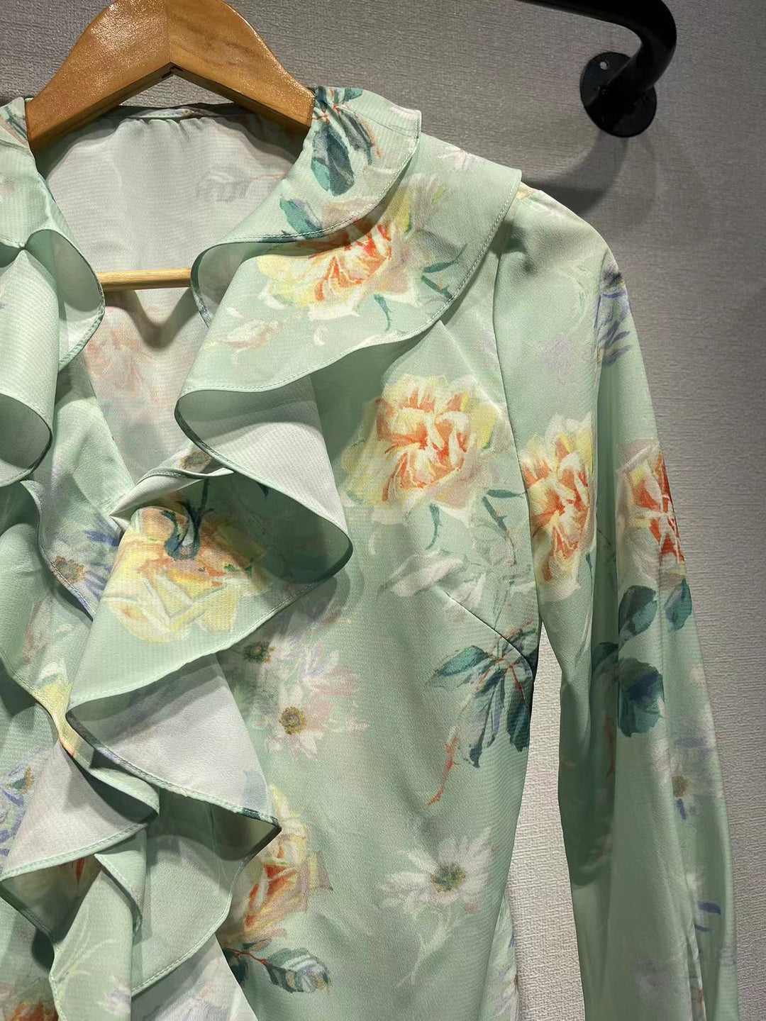 Dame ruffles blouse med floral design og elegante detaljer Stilla