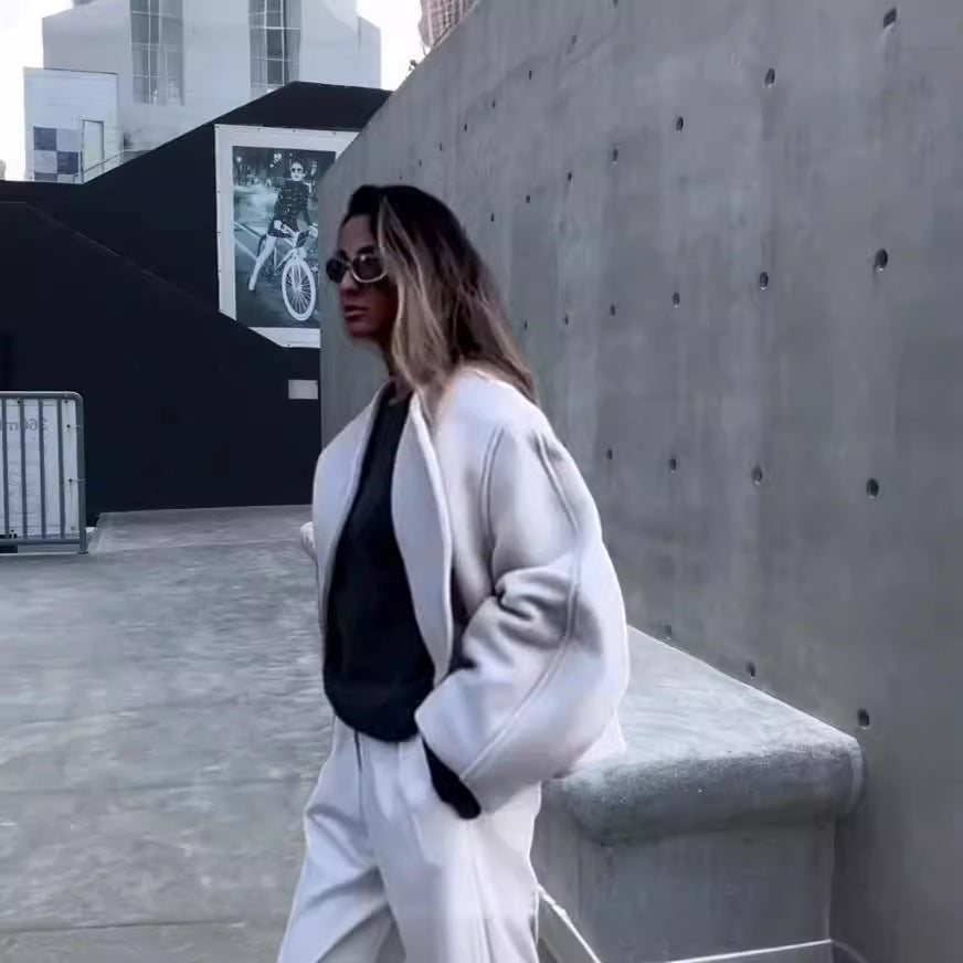 Dame oversized overgangsjakke i minimalistisk design med voluminøse ærmer og struktureret overmateriale Stilla