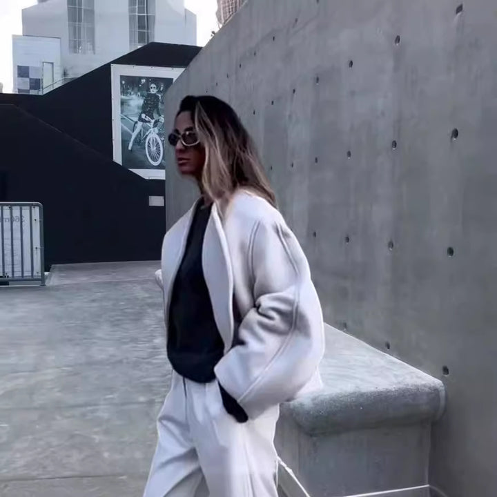 Dame oversized overgangsjakke i minimalistisk design med voluminøse ærmer og struktureret overmateriale Stilla