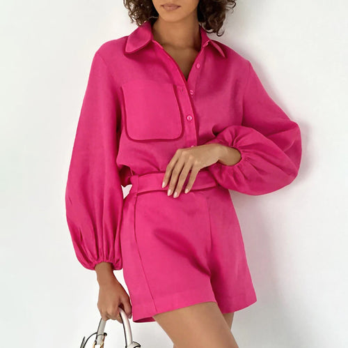 Dame sæt af elegant bluse med flydende ærmer og figursyet shorts Stilla