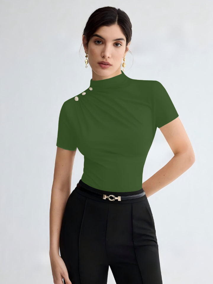 Dame elegant top med dekorative knapdetaljer og moderne ståkrave Skovae