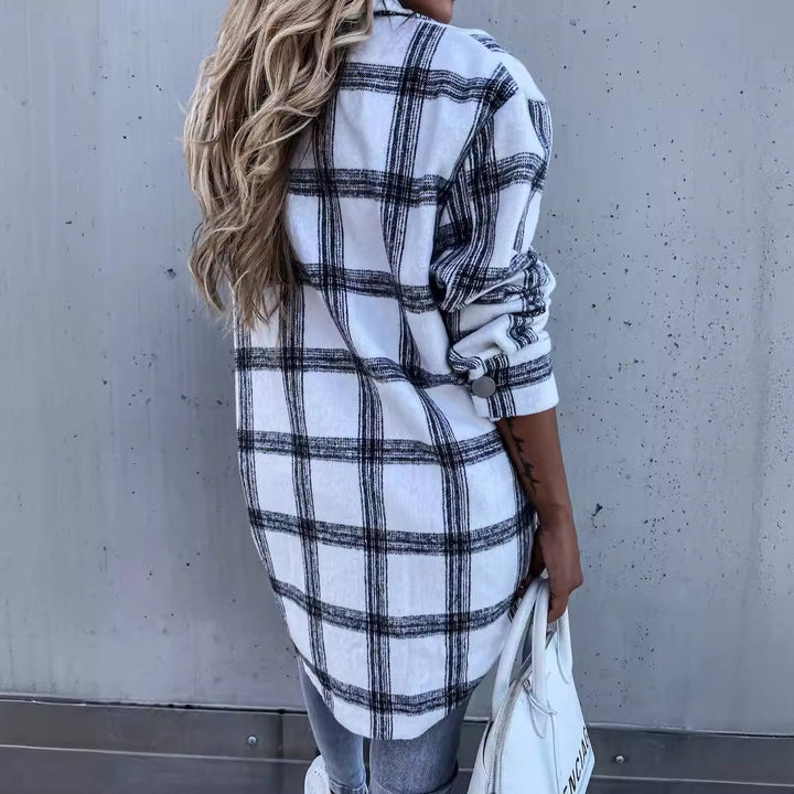Dame afslappet ternet bluse i oversized snit med knapdetaljer Stilla