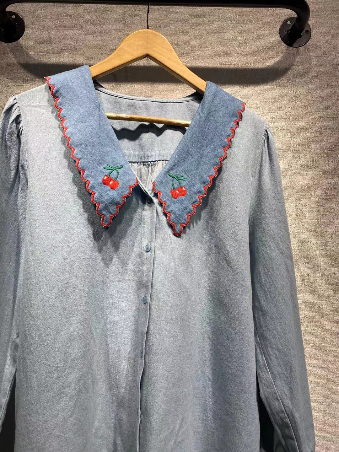 Damebluse med stor, bølget krave og broderede detaljer Stilla