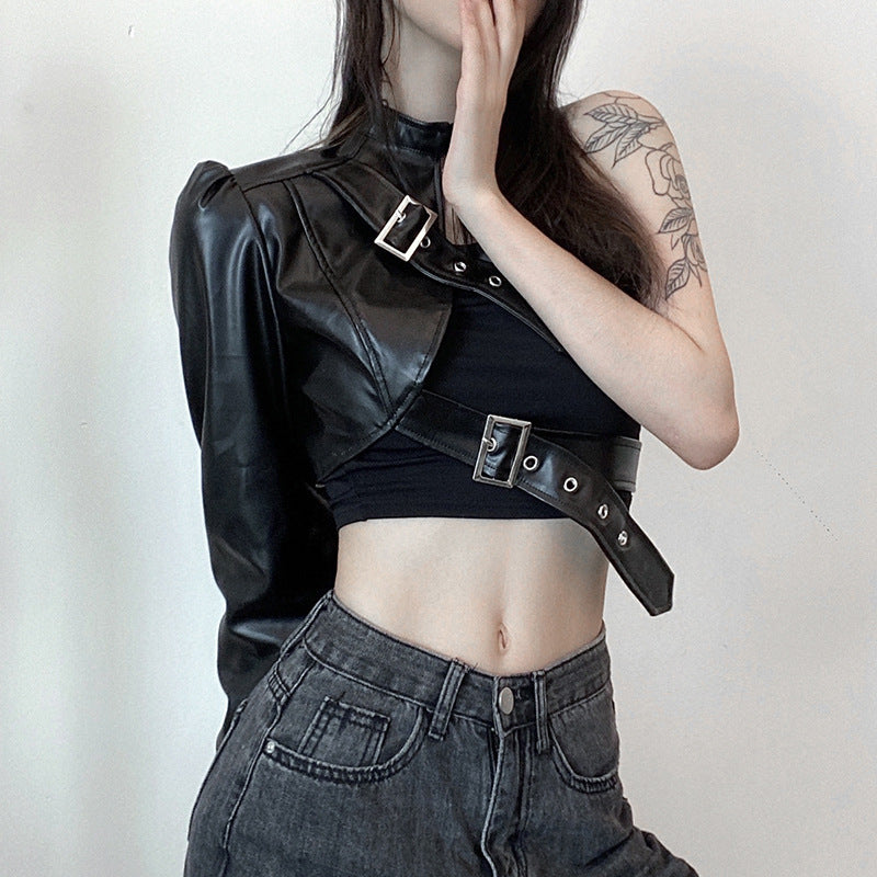 Dame mode-top i kunstlæder med asymmetrisk design Skovae