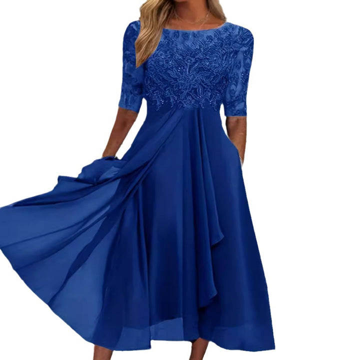 Dame aftenkjole med elegant broderedesign og flydende nederdel Stilla