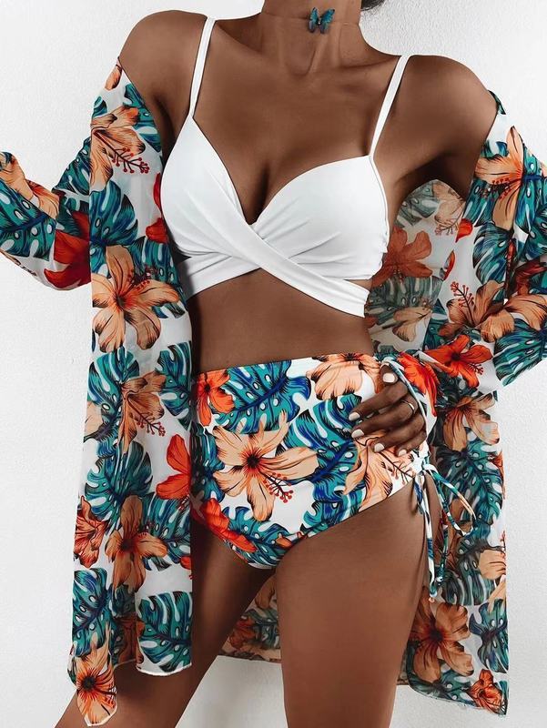 Dame badesæt med blomstret kimono og højt skåret top Skovae