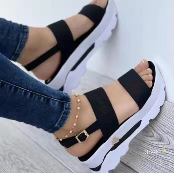 Dame Plateau-sandaler med elegante remme og komfortabelt fodseng Stilla