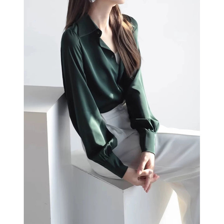 Dame elegant, flydende bluse med ædel satin-finish og raffinerede pufærmer Stilla