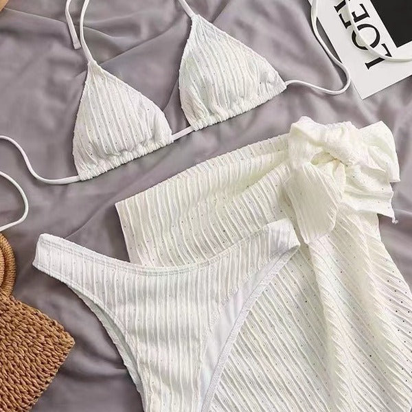 Dame triangel-bikini med moderne indpakningskjole og elegante detaljer Skovae