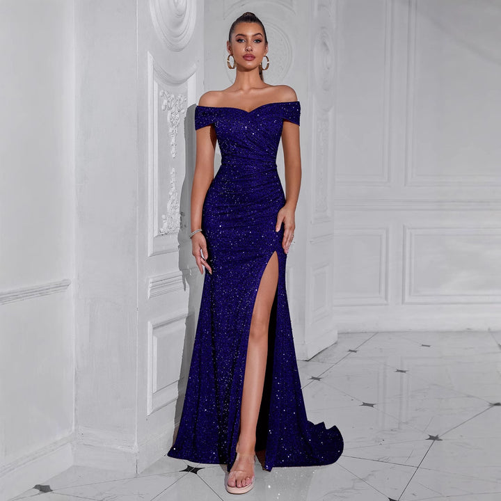 Kvinders elegant aftenkjole med off-shoulder design og glitrende pailletter Stilla
