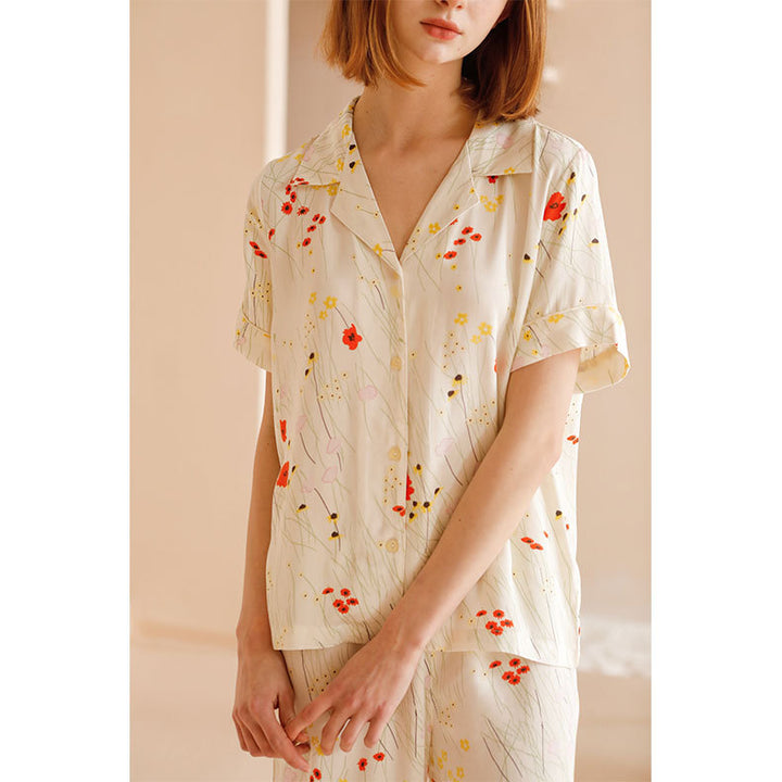 Dame pyjamasæt i flydende satin med blomsterdesign og elegante detaljer Stilla