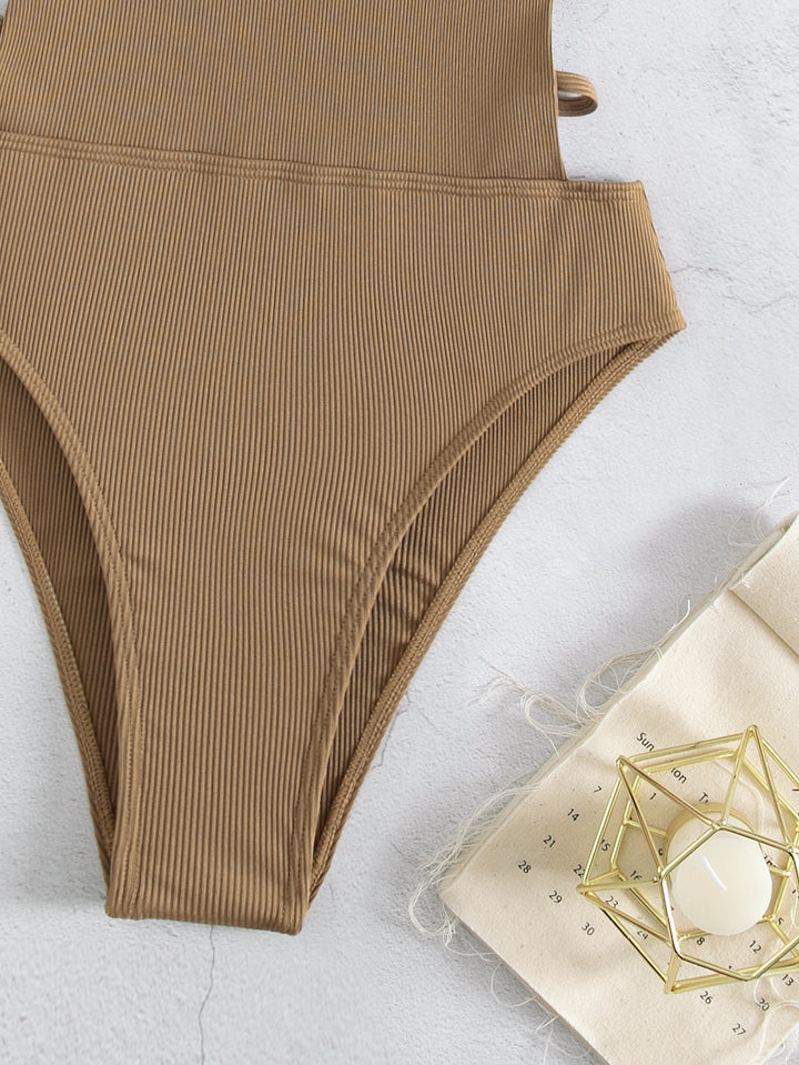 Dame one-piece badedragt med raffinerede cut-outs og elegante stropper Stilla
