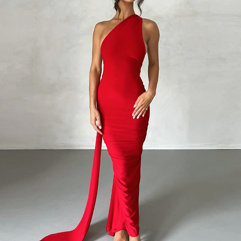 Dame elegant off-shoulder aftenkjole med slank silhuet Stilla