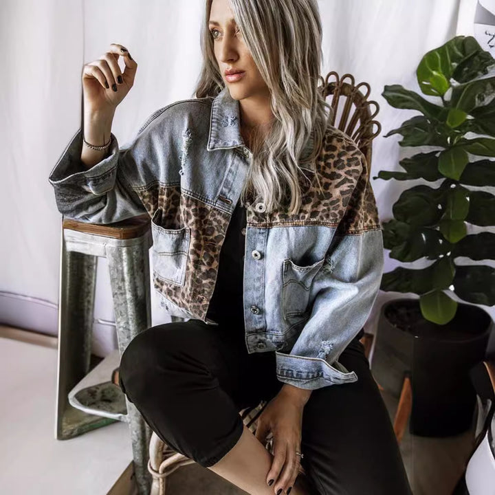 Kvinders fashionable denimjakke med læderelementer og iøjnefaldende mønster Stilla