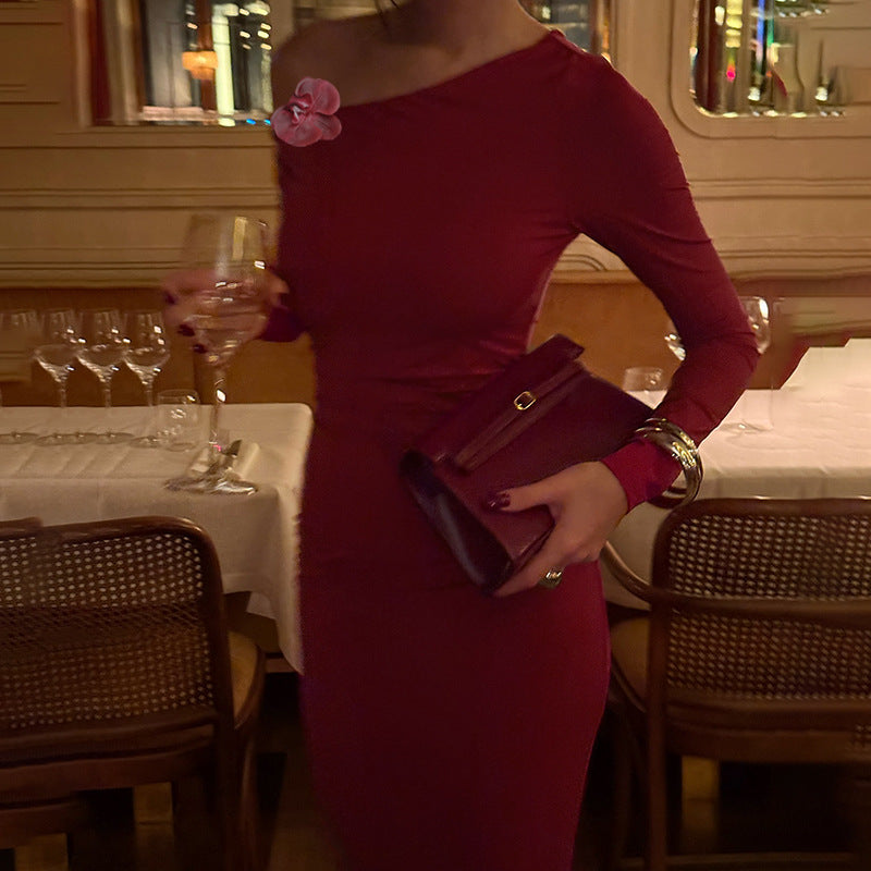 Dame elegant langærmet aftenkjole med asymmetrisk udskæring og figurvenligt design
