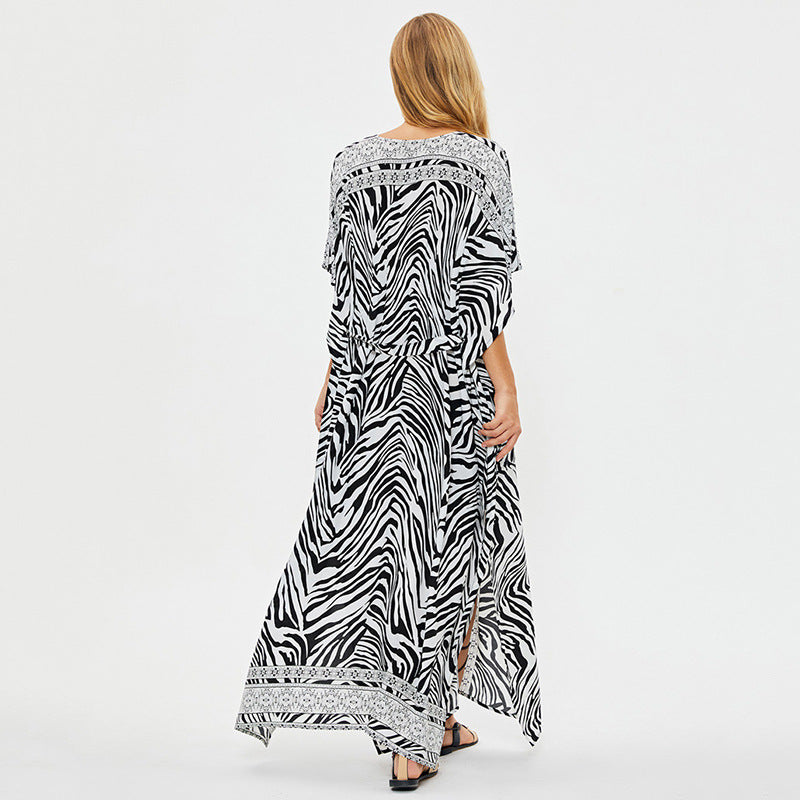 Dame maxikjole med raffineret zebra-print og sidelæns bindebånd Stilla