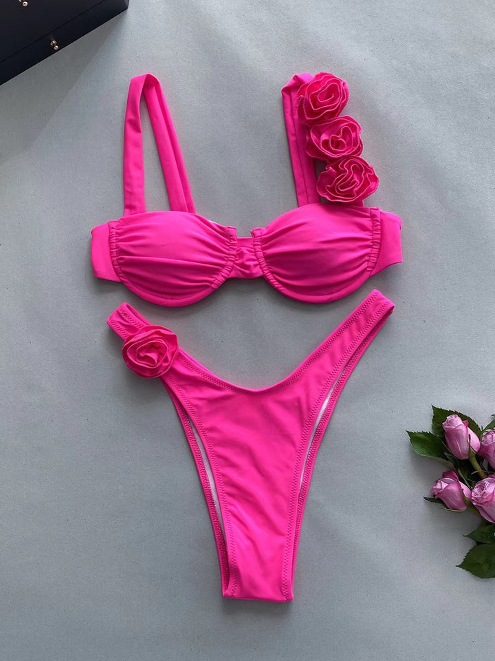 Dame bikini-sæt med blomstret flæse-design og figursyet snit Stilla