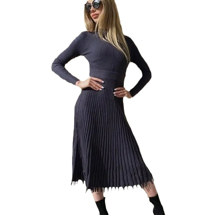 Dame elegant strikkjole med fin ribstruktur og asymmetrisk kant Stilla
