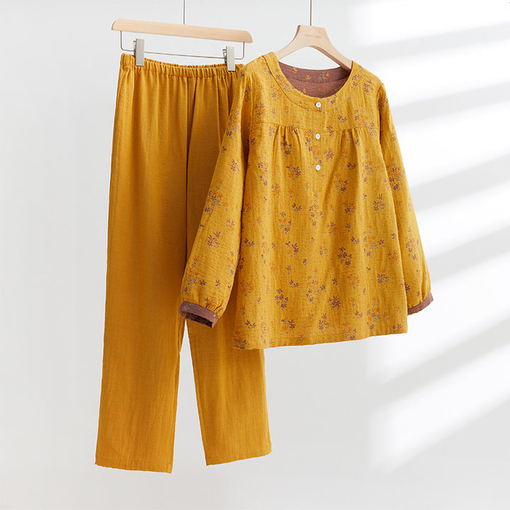 Dame komfortabel pyjamas med fine, blomster mønstre Stilla