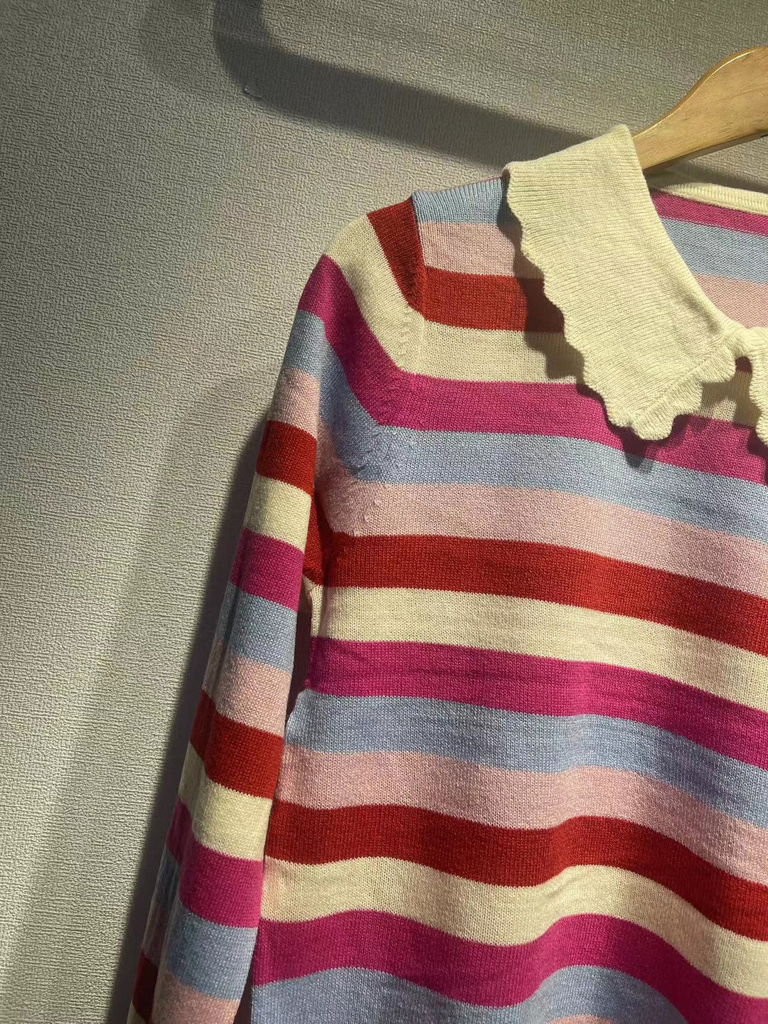 Dame strikpullover med kontraststriber og elegant krave Stilla