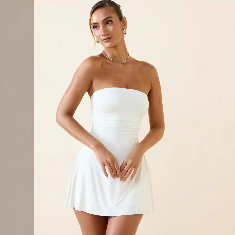 Dame strapless minikjole med tætsiddende snit og elegant flæsekant Stilla