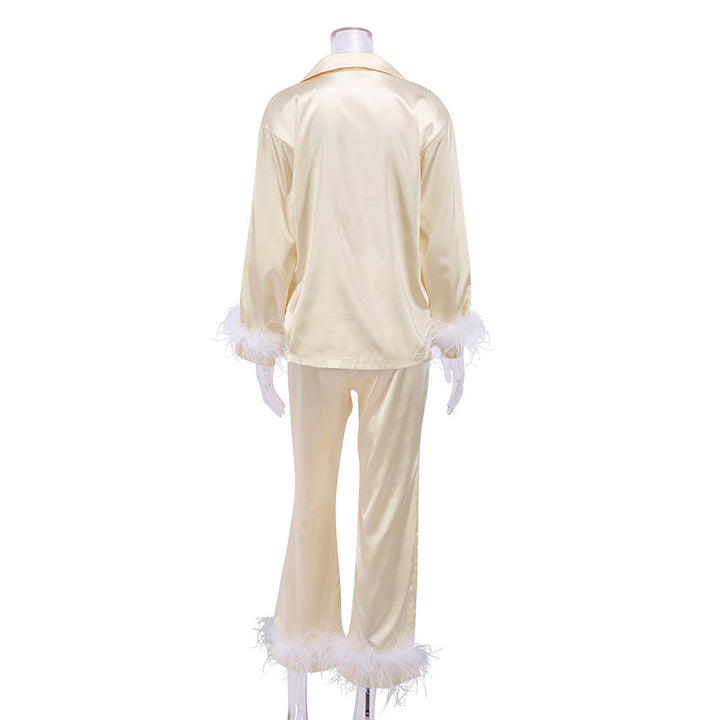 Dame Satin pyjamas med elegante fjerdetaljer Stilla