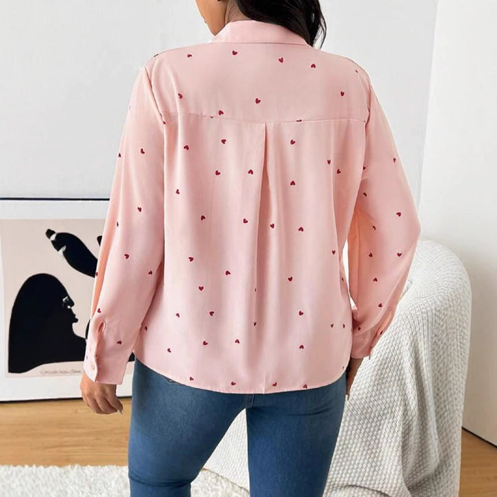 Damebluse med hjerte-design og elegant knaplukning Stilla