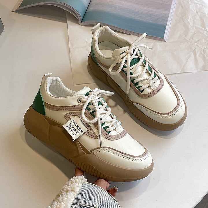 Dame sneakers med moderigtig plateau sål og sportsligt design Stilla