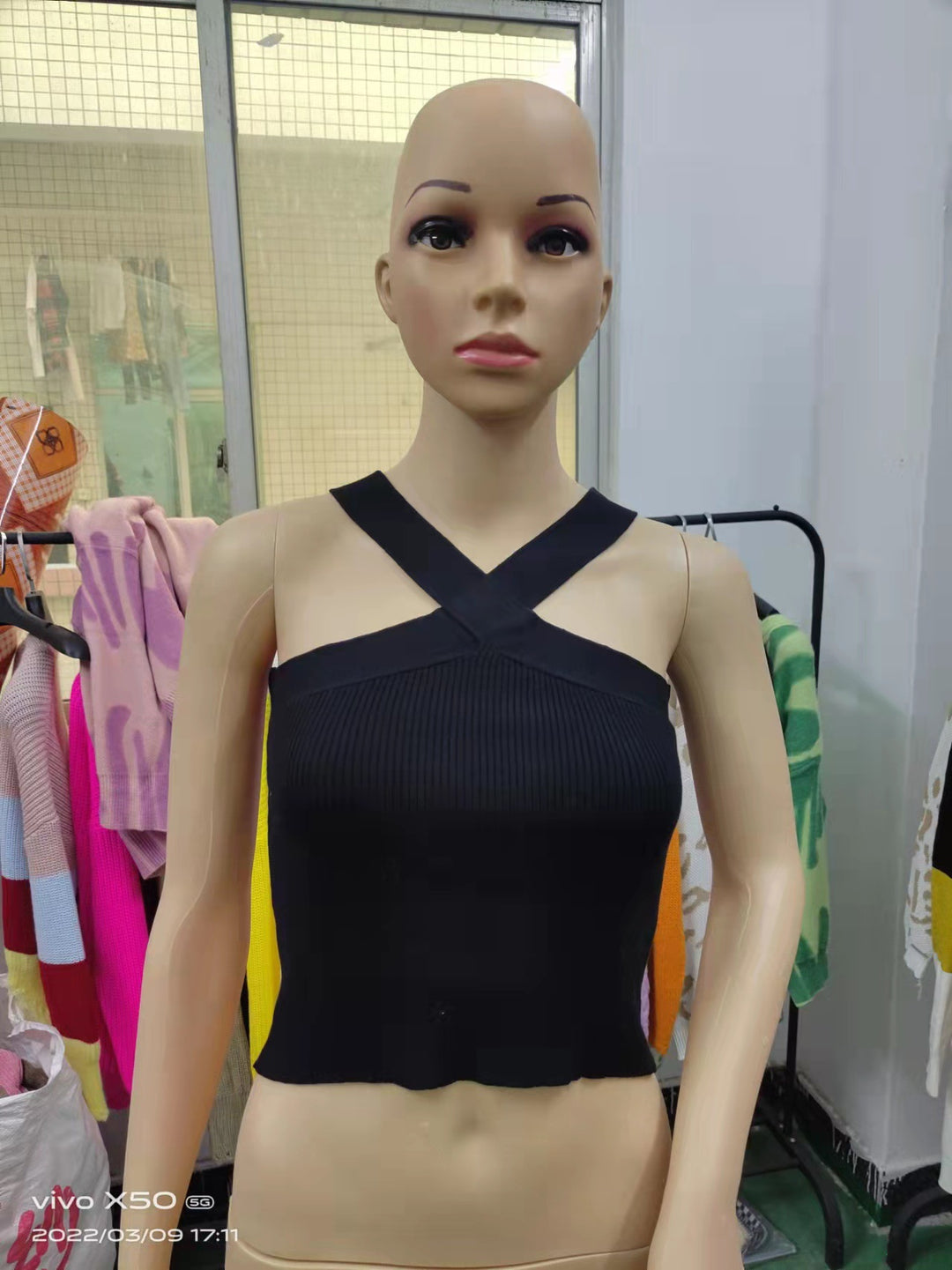 Dame Crop-Top med stilfuldt krydsbånddesign Skovae