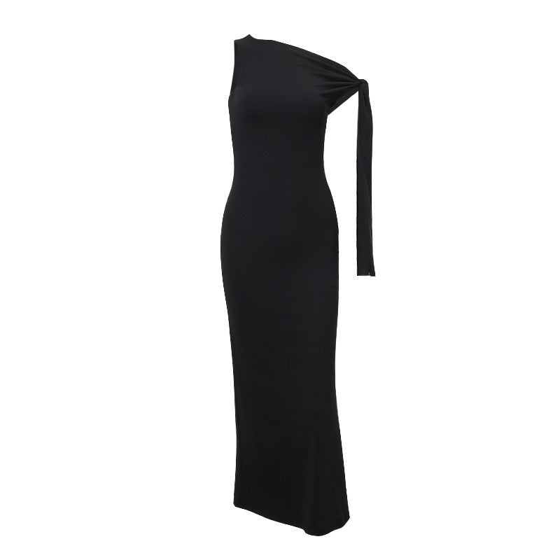 Dame maxikjole med asymmetrisk design og elegant skødeskirt Skovae