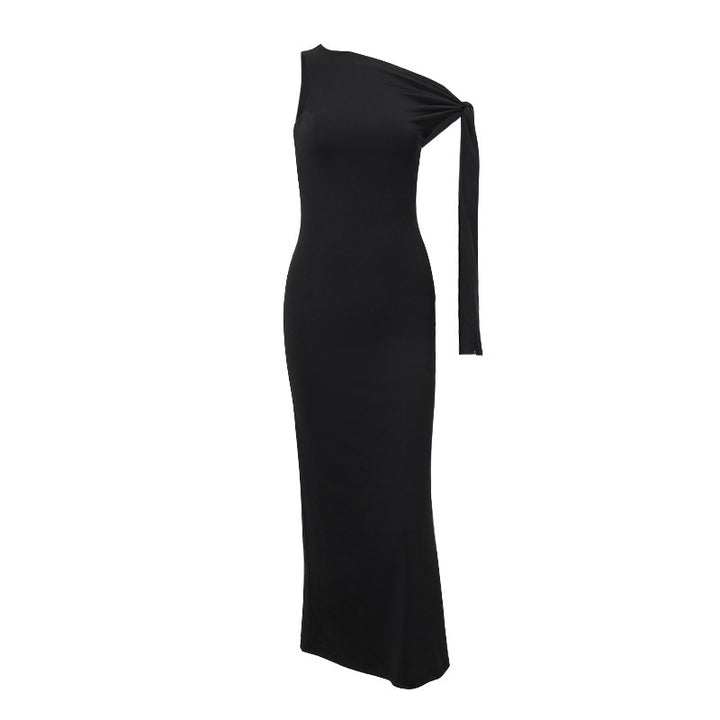 Dame maxikjole med asymmetrisk design og elegant skødeskirt Skovae